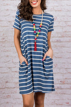 Carregar imagem no visualizador da galeria, Vestido Feminino Listrado